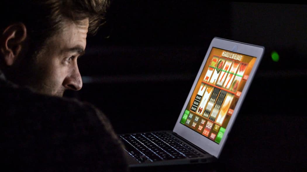 Tickende Zeitbombe? Mann spielt Computerspiel