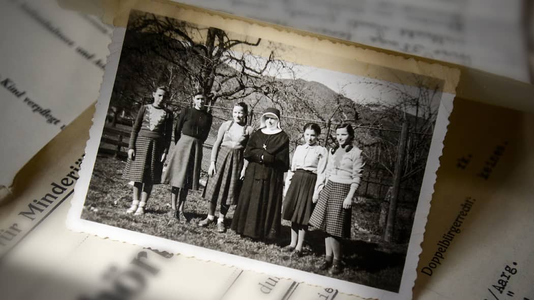 Zwangsarbeit für Emil Bührle Foto von Mädchen, die in der Spinnerei von Emil G. Bührle zwangsarbeiten mussten