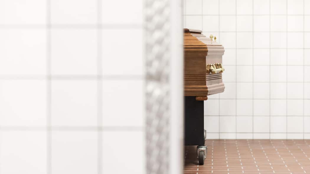Basler Katholikin ist zu arm für ein Grab – Kremation droht Ein Sarg in einem Bestattungsinstitut - Eine Basler Katholikin will auf keinen Fall kremiert werden, scheitert aber an den Friedhofsgebühren. SOS Beobachter springt ein
