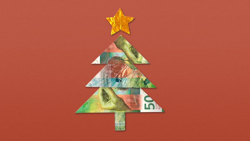 Habe ich Anspruch auf den Weihnachtsbonus? Banknoten à 50 Franken sind zu einem Weihnachtsbaum gefaltet. Wer einen Bonus zu Weihnachten erhält, wirft immer wieder rechtliche Fragen auf.