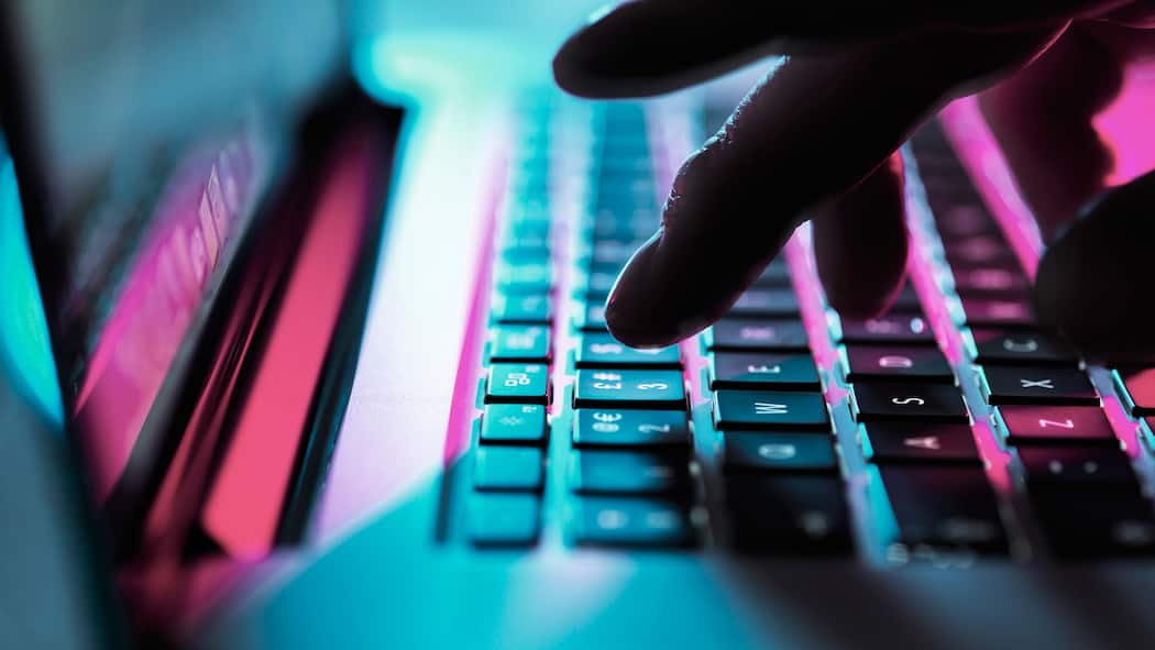 «Jede Lösegeldzahlung stützt das Geschäft der Erpresser» Person tippt auf Macbook-Tastatur