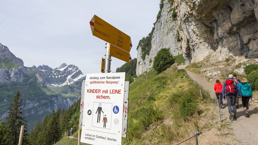 «Eigenverantwortung spielt eine zentrale Rolle» Warnschild beim Abstieg zum Seealpsee