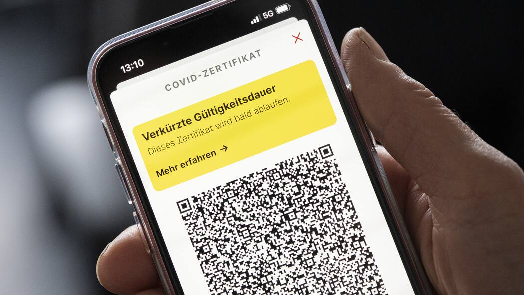 Bund kürzt Zertifikatsdauer ohne Grund Person hält Handy mit der Meldung der verkürzten Gültigkeitsdauer des Covid-Zertifikats