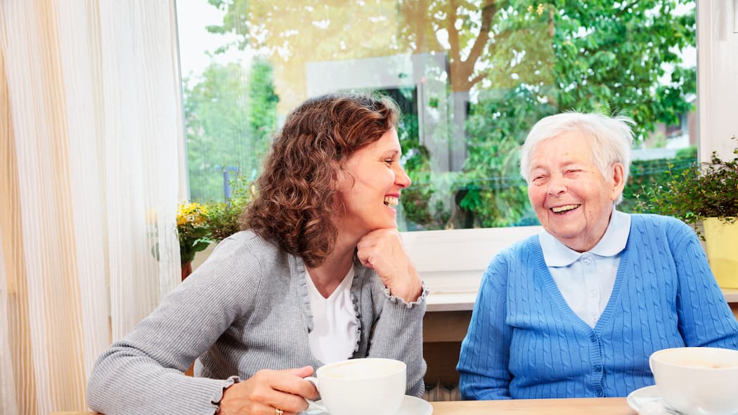 Wenn Kinder sich bei der Pflege übernehmen Tochter und Mutter Unterhaltung