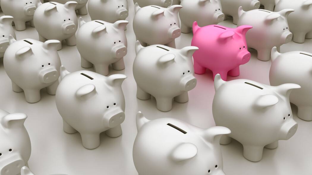Wann sind mehrere 3a-Konten sinnvoll? Pinkes Sparschwein inmitten vieler grauen Sparschweine