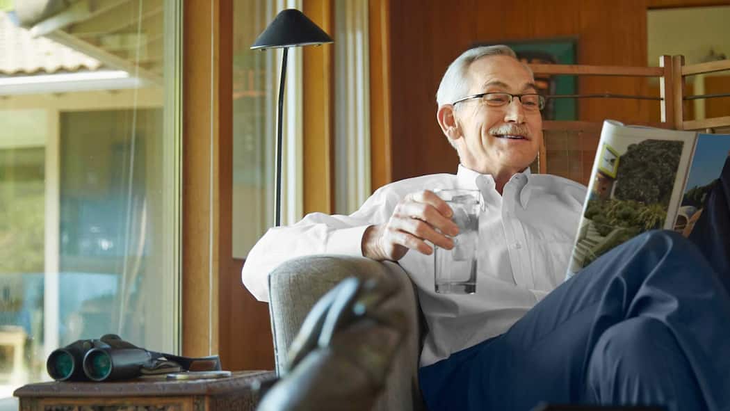 So bleibt das Haus im Alter tragbar Älterer Mann liest Zeitung