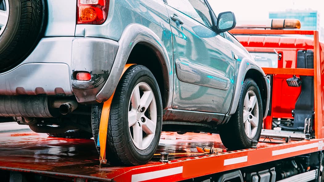 Justiz nimmt dubiose Abschleppdienste ins Visier Auto auf Abschleppwagen