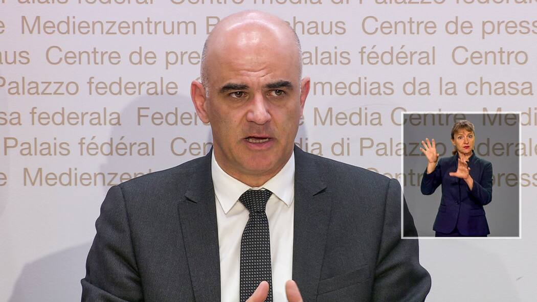 Gebärdensprache wird sichtbarer – Probleme bleiben bestehen Ansprache von Bundesrat Alain Berset mit Gebärdendolmetscherin