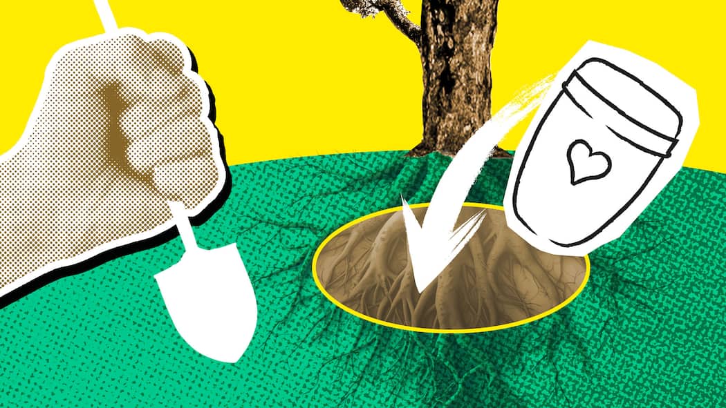 Wo Sie die Asche eines Verstorbenen verstreuen dürfen Unter der Erde sind die Wurzeln eines Baums zu sehen sowie eine Urne, die darin vergraben wird. Was rechtlich in der Schweiz bei Urnenbestattungen gilt und wo Angehörige in der Natur die Asche von Verstorbenen verstreuen dürfen