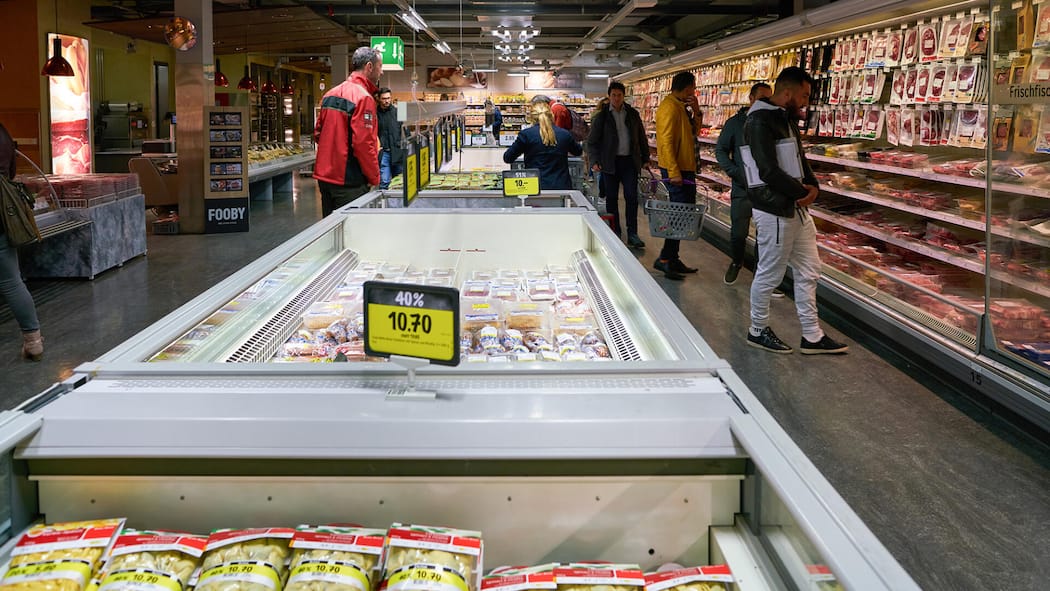 Angestellte dürfen ablaufende Lebensmittel nicht mitnehmen Grocery store, ZURICH, SWITZERLAND - CIRCA OCTOBER, 2018: interior shot of Coop grocery store in Zurichimago657635077