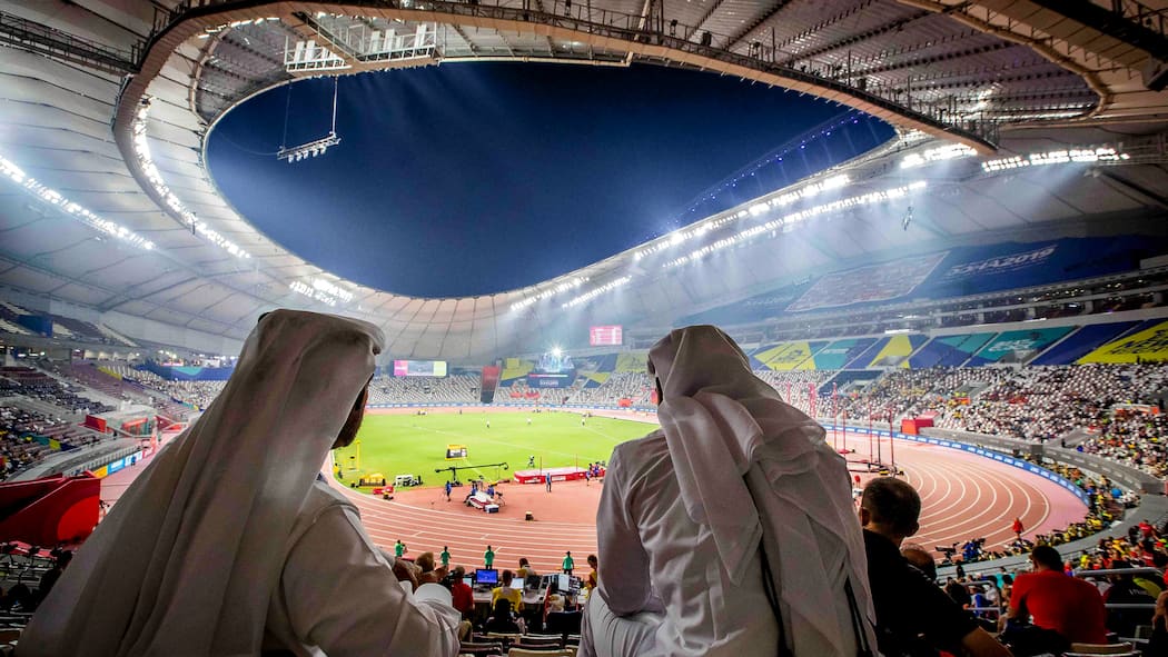 Spielen mit Autokraten Blick ins weite Rund des Khalifa International Stadium in Doha