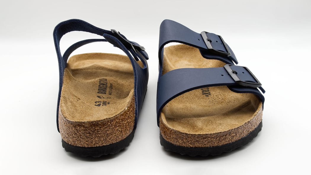 So shoppen Sie online ohne Schweiz-Zuschlag 2S8Y4D3 Pair of navy blue Birkenstock Arizona sandals with cork soles isolated on white background.Bild-ID: 2S8Y4D3