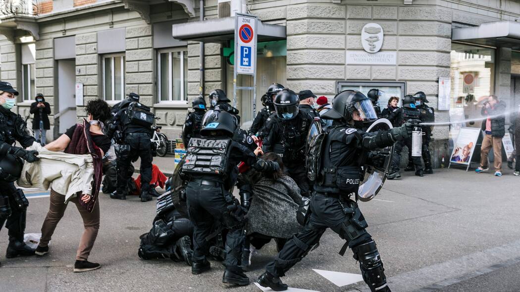 Wie der Staat Jugendliche gegen sich aufbringt Polizeieinsatz gegen jugendliche Demonstranten in Zürich am 6. März 2021