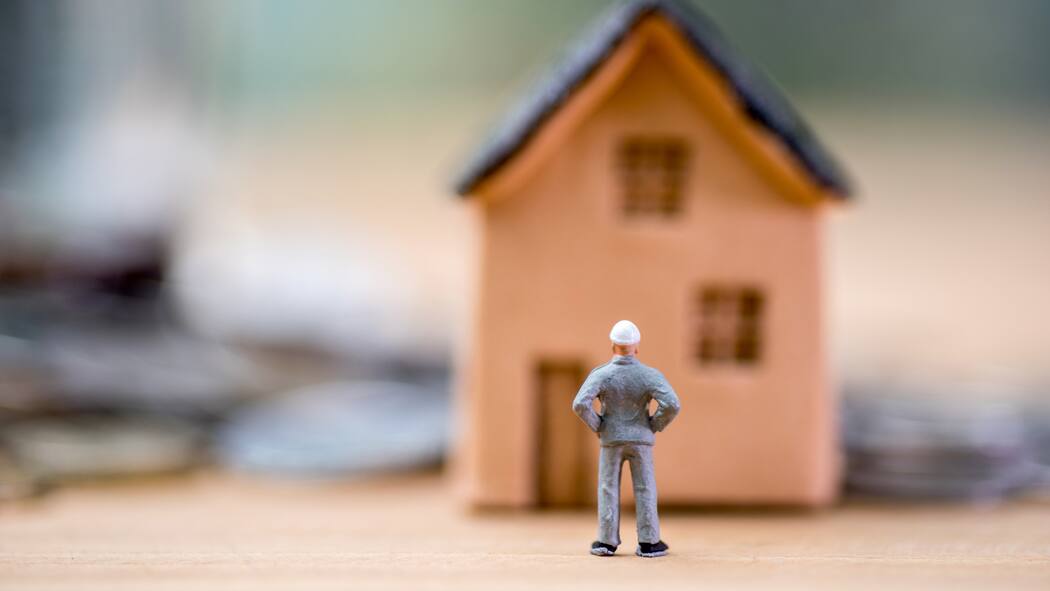 Wie die Kosten im Blick behalten? Ein Spielhaus und eine Spielfigur stehen auf einem Tisch