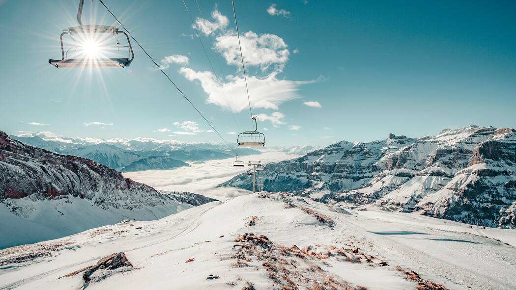 Die Skigebiete heben die Preise an Aussicht vom Skilift aus im Leukerbad. In fast allen Skigebieten steigen die Preise, ausser in Andermatt.  Leukerbad: vier Franken mehr für 13 Bahnen und 53 Pistenkilometer.