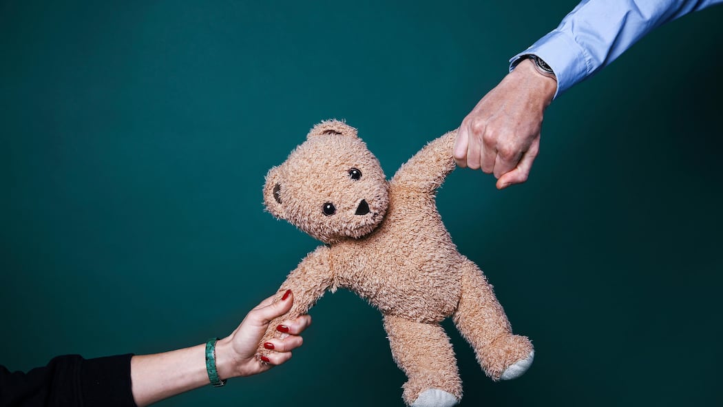 «Das kann die Kinder ein Leben lang belasten» Mann und Frau ziehen gegenseitig an Teddybär