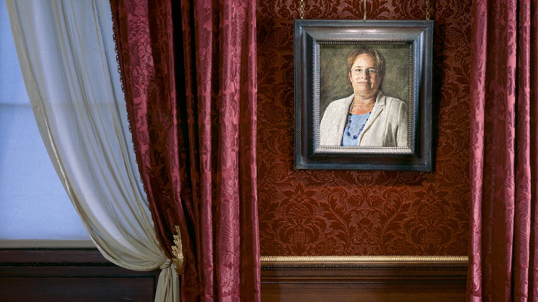 Reichtum ist klebrig – auch bei Milliardären Illustration von Raum mit Brokattapete und -vorhängen und Gemälde von Martullo-Blocher. Drei von vier Schweizer Milliardären sind Erben. Neuste Forschung zeigt, wie die Superreichen ihr Vermögen durch zwei Weltkriege und eine Weltwirtschaftskrise gebracht haben.