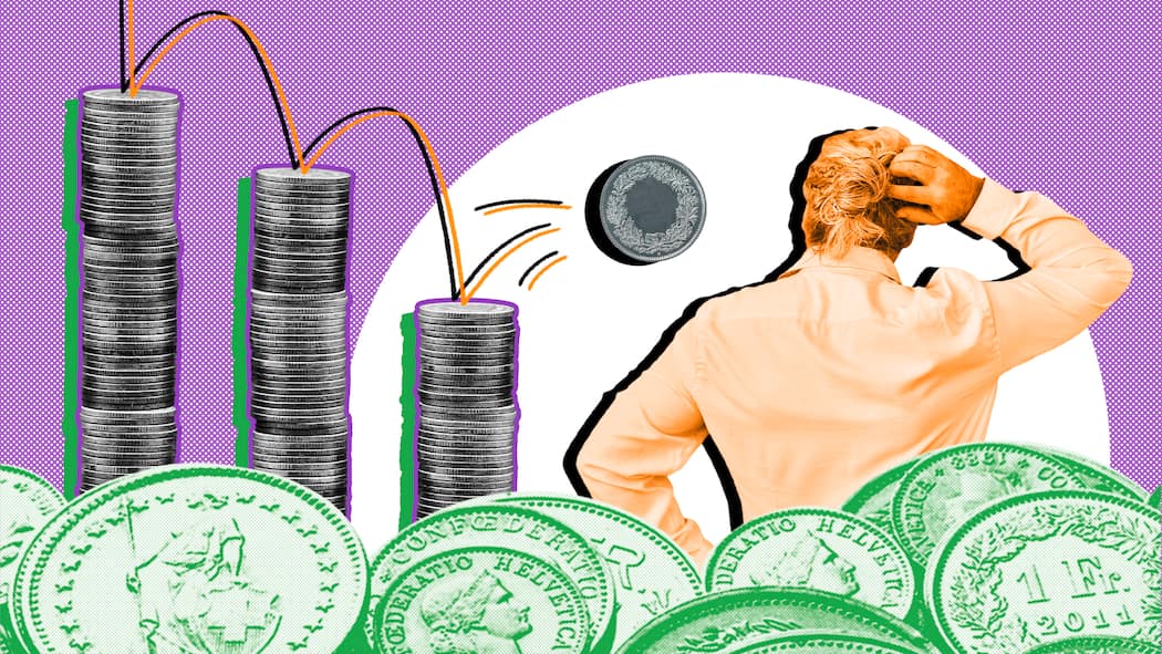 Holen Sie das Maximum aus Ihrer Säule 3a heraus Frau neben drei Münzstapeln – Die Säule 3a ist eine wichtige finanzielle Ergänzung fürs Alter. Ausserdem lassen sich mit ihr Steuern sparen – wenn man rechtzeitig einzahlt