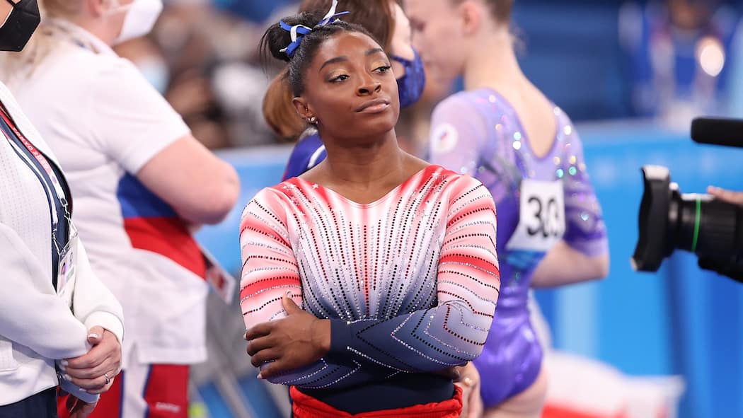 Sich alles bis zur Grenze abverlangen Die amerikanische Kunstturnerin Simone Biles wird an Olympia 2020 in Tokio beim Schwebebalken-Finale zur Zuschauerin, nachdem sie den Wettkampf wegen mentaler Probleme abbrach.