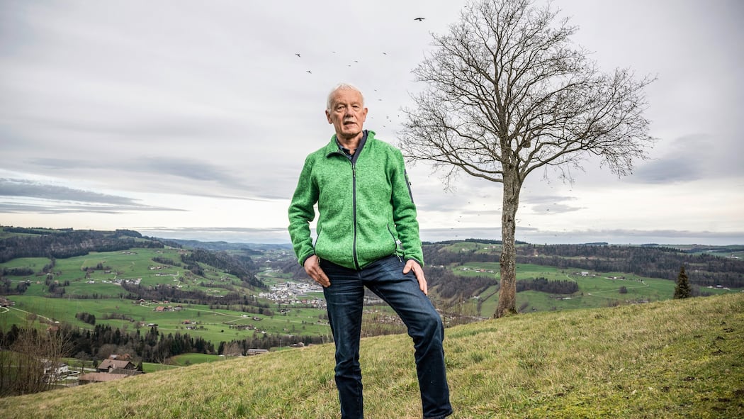 In einem Luzerner Dorf sorgen Umzonungen für Unmut Polizist Beat Zurkirchen auf seinem rund 3000 Quadratmeter grossen Bauland, das Landwirtschaftszone werden soll.
