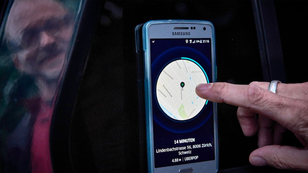 Bundesrat soll Uber bremsen Person bedient Uber-App auf Smartphone
