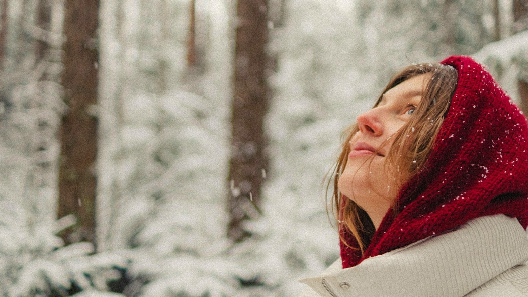 Überall Krise – wir haben fünf Tipps gegen den Weltfrust Frau in verschneitem Wald - Wenn die Nachrichtenlage einen erdrückt, helfen oft kleine Dinge. Wir zeigen Ihnen fünf Strategien für die psychische Widerstandskraft – direkt aus der Beobachter-Redaktion