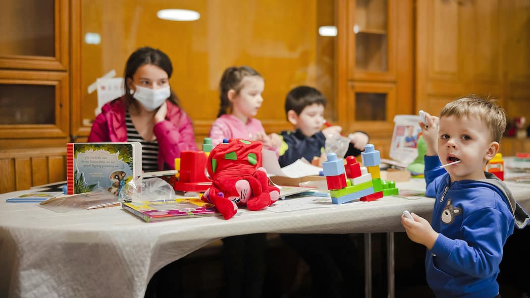 So können Sie auch mit wenig Zeitaufwand helfen Kinder aus der Ukraine in einem Zürcher Empfangszentrum