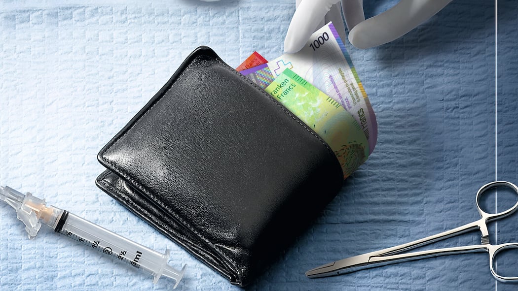 Doppelt abkassiert Hand eines Arztes zieht Geld aus einem Portemonnaie