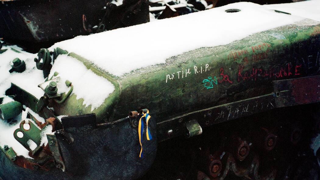 Ein Jahr Krieg in der Ukraine «Putin R. I. P.», steht auf einem zerstörten russischen Panzer