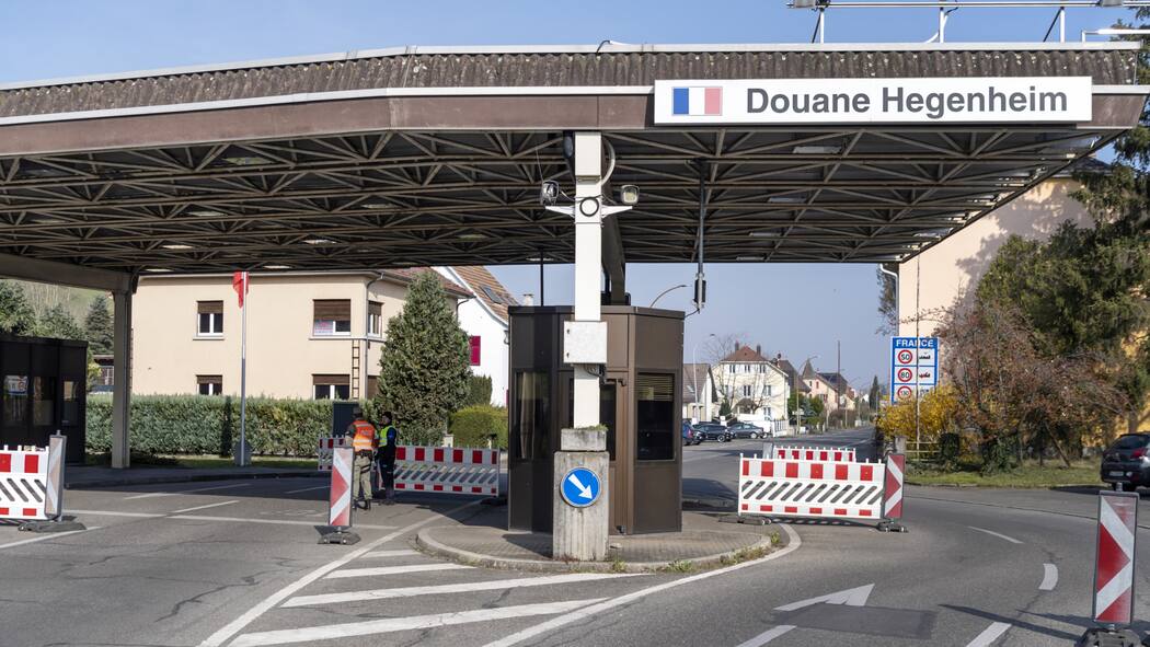 Müssen Grenzgänger zurück ins Büro? Grenzwachtposten Allschwil bei Basel zwischen der Schweiz und Frankreich