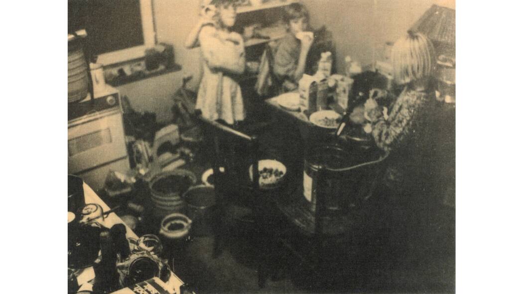 «Ich bin keine Familienfotografin» Drei Kinder beim Kirschentrocknen am Tisch, 1979. Fotografin Annelies Štrba zeigt ihre Familie in ihren Werken.
