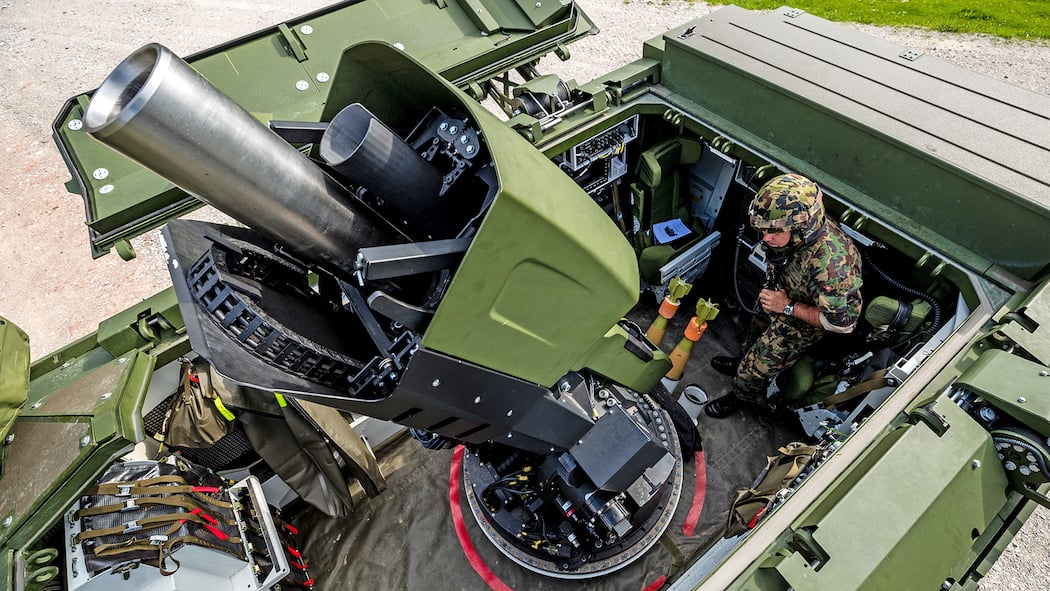 Nur bei schönem Wetter benutzen! Ein Soldat der Schweizer Armee in einem Minenwerfer Mörser 16.