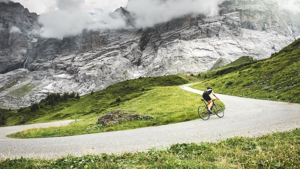 Hier ist Velofahren brandgefährlich Schweiz. ganz natuerlich. Roadcycling Shooting auf der Grossen Scheidegg. Bikerin: Jennifer Bernard. Viel zu oft kommt es auf Passstrassen zu schweren Velounfällen. Massnahmen dagegen werden jedoch nur zögerlich ergriffen.