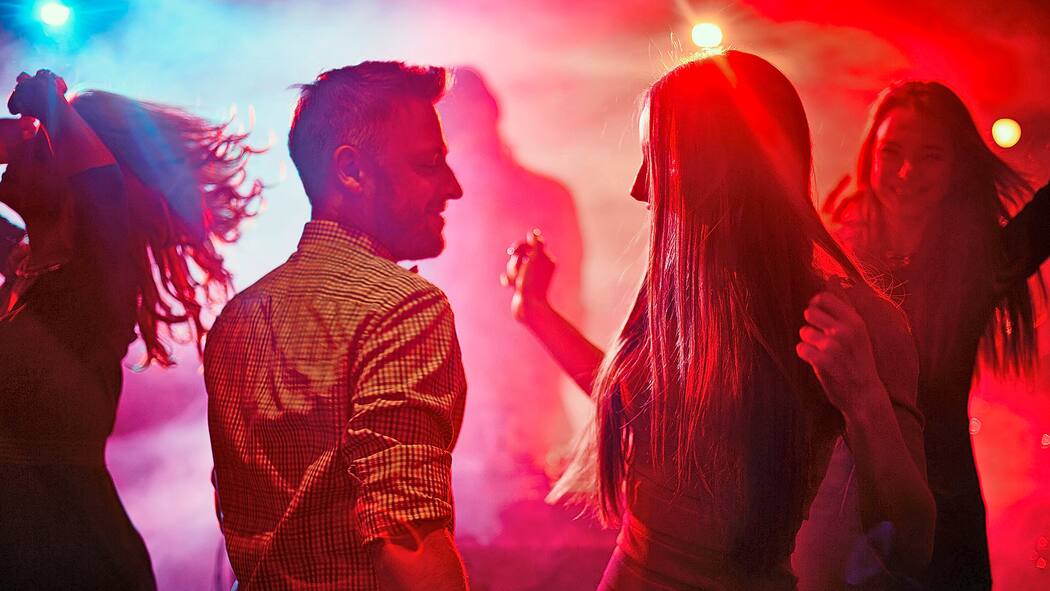 Seltsame «Signale» Frau und Mann in Disco