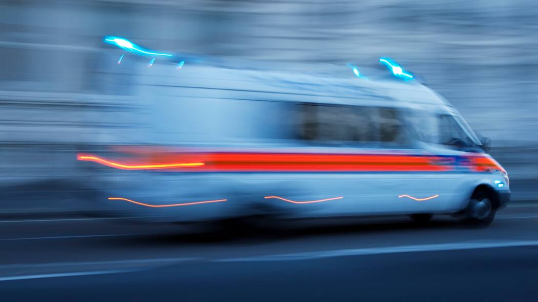 Müssen Tote die Ambulanz bezahlen? Ambulanz fährt vorbei