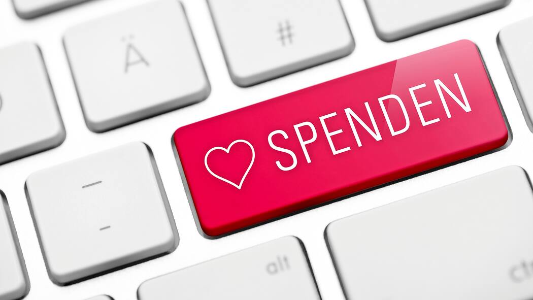 Jeder Klick eine gute Tat? Eine extra Taste in rosaroter Farbe auf einer Tastatur, um online spenden zu können.