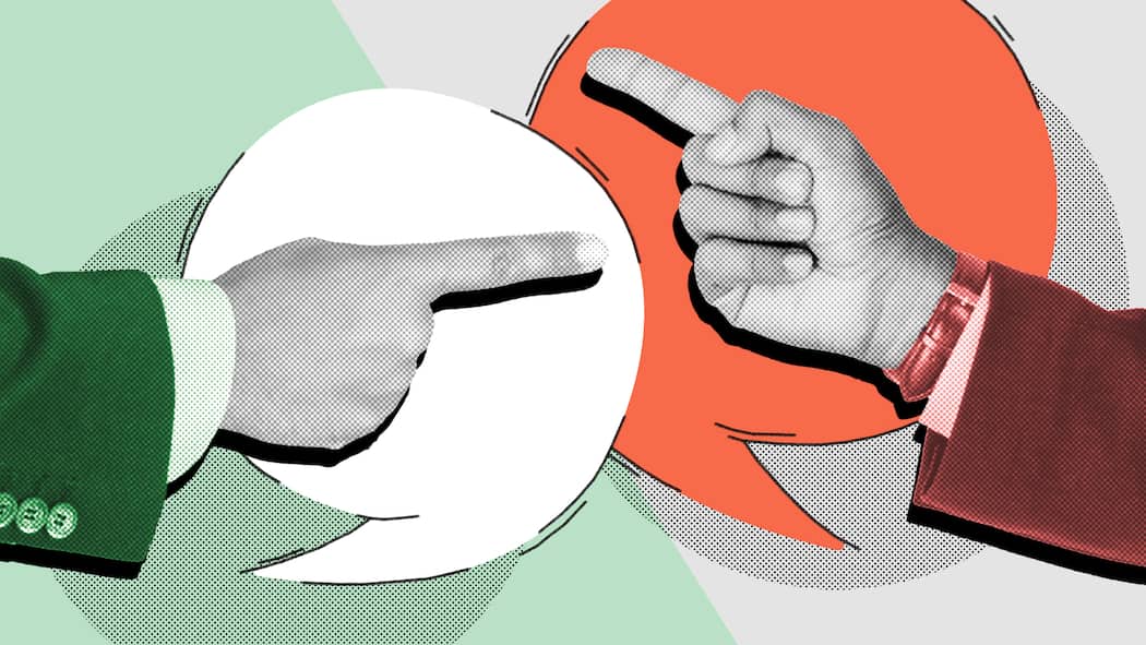 Muss ich dem Chef blind gehorchen? Zwei Männer erheben ihre Hand zu einer mahnende Geste. Im Job dürfen Vorgesetzte etwa verlangen, wie die Arbeit zu erledigen ist, sie dürfen jedoch nicht alles von Gesetzes wegen bestimmen. So ist das Weisungsrecht in der Schweiz rechtlich geregelt