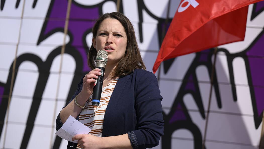 Vetomacht der Linken in Gefahr SP-Co-Präsidentin Mattea Meyer spricht während der Übergabe der Unterschriften für das Referendum gegen die AHV-Reform (25. März 2022)