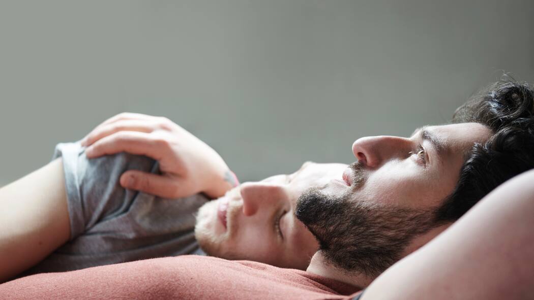 «Homo-Heiler» drängen in die Schweiz Homosexuelles Paar liegt im Bett