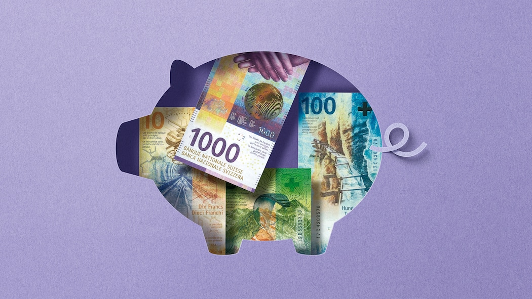 Hier sind 100 Spartipps vom Beobachter Collage mit Sparsäuli und Geld – Wir erklären, warum sich unser Gehirn mit Sparen schwertut. Und  zeigen, wie Sie weniger Geld ausgeben