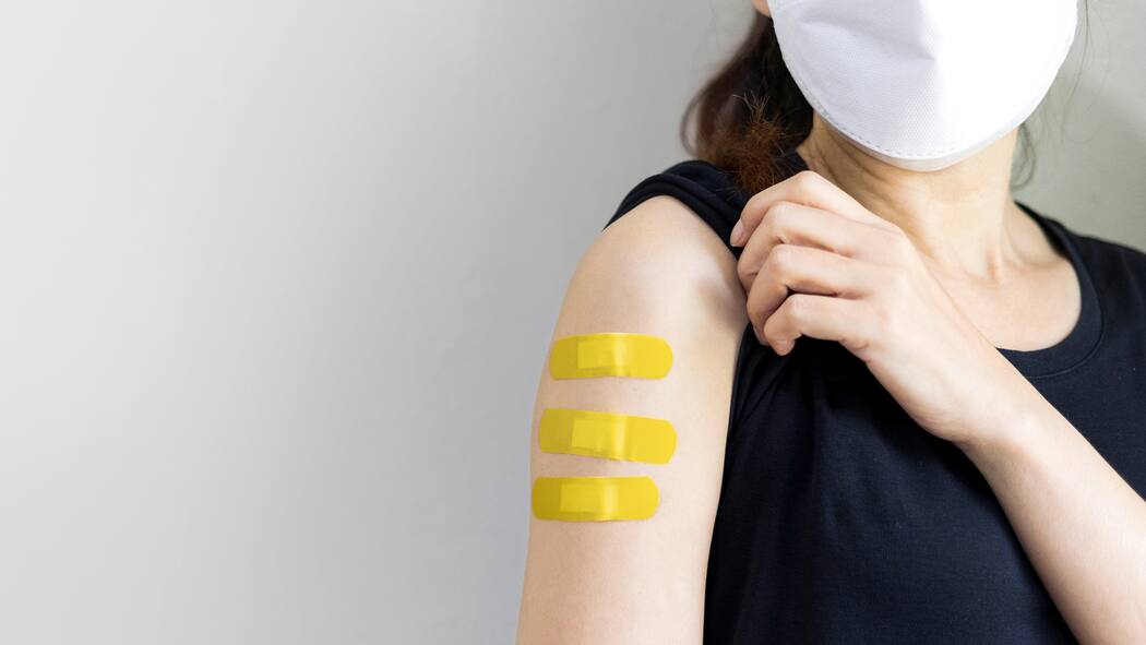 Wieso dem BAG das Tempo fehlt Frau mit drei Impfpflastern