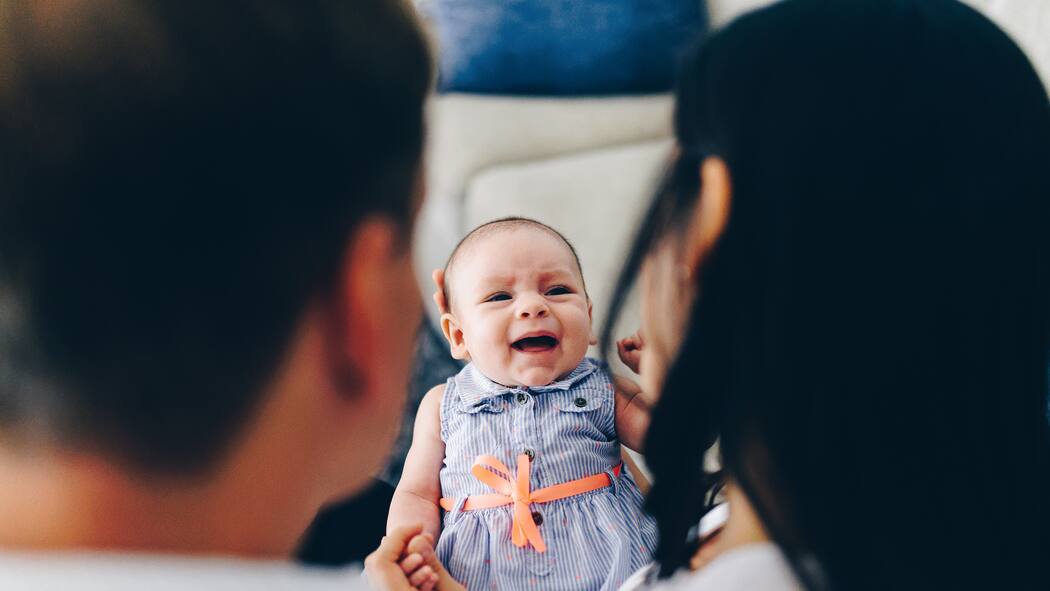 Wann es mehr als Babyblues ist Vier Monate altes Baby weint