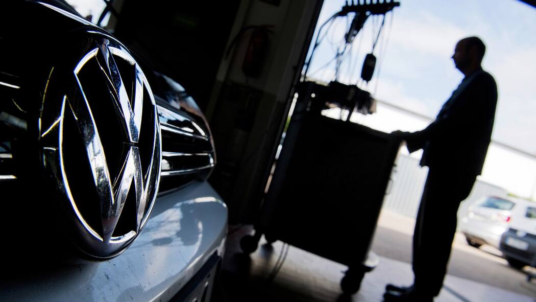 Gibt es jetzt Geld für geschädigte Käufer? ARCHIV - Ein Kfz-Meister lädt am 10.06.2016 im Rahmen der Rückrufaktion zum Abgasskandal ein Software-Update auf einen Volkswagen Golf mit einem 2,0-Liter-Dieselmotor in einer Volkswagen-Werkstatt in der Region Hannover (Niedersachsen). (zu dpa "Aufbruch mit Altlasten: Volkswagen geht in drittes «Dieselgate»-Jahr" vom 22.12.2016) (KEYSTONE/DPA/Julian Stratenschulte)
