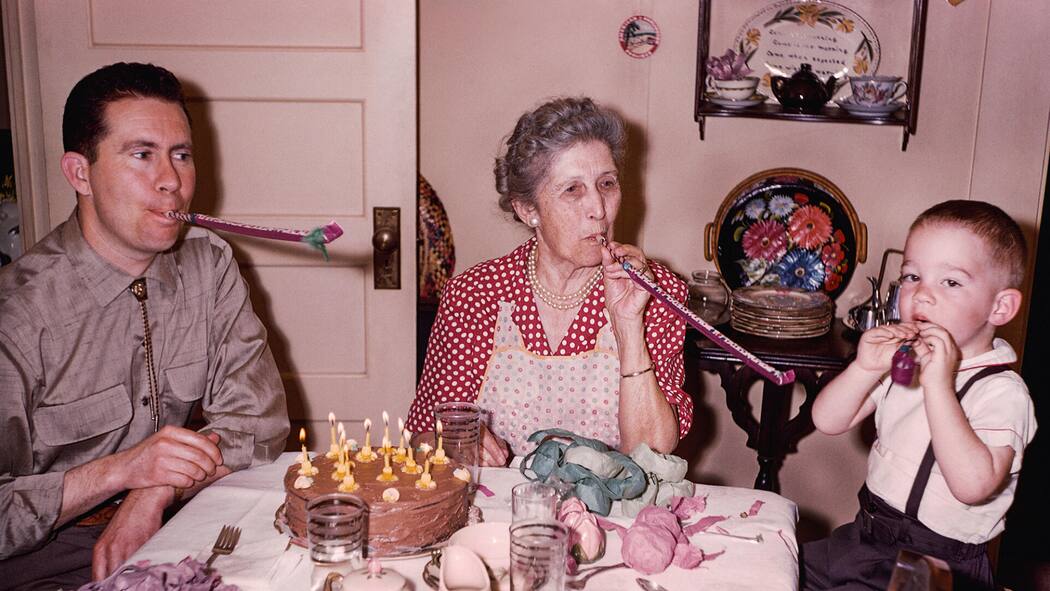 Boomer nerven Millennial-Eltern mit ihren Erziehungstipps Vater, Grosi und Söhnchen am Tisch - Millennials setzen auf Gefühle, ihre Eltern auf Disziplin. Warum der radikale Wandel im Erziehungsstil heute für Zündstoff am Familientisch sorgt, erklärt Erziehungswissenschaftlerin Margrit Stamm im Gespräch