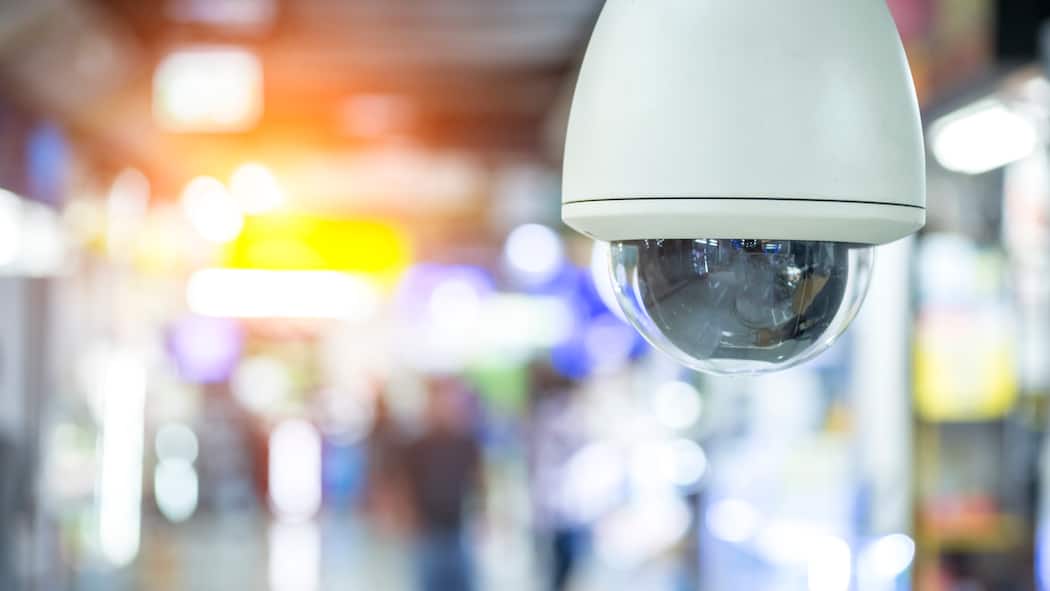 Wenn das Personal gefilmt wird Überwachungskamera im Kaufhaus