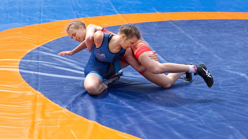 Ringen um Anerkennung Die Ringerinnen Annatina Lippuner (rot) und Svenja Jungo (blau)