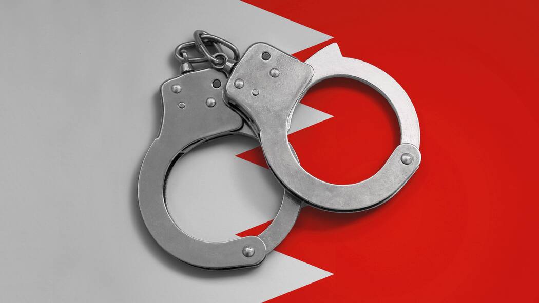 Staatsanwälte verhängen immer mehr Freiheitsstrafen in Eigenregie Handschellen auf grauem und rotem Hintergrund. In der Schweiz werden Menschen oft ohne Gerichtsverhandlung und nur auf Basis eines Strafbefehls inhaftiert.