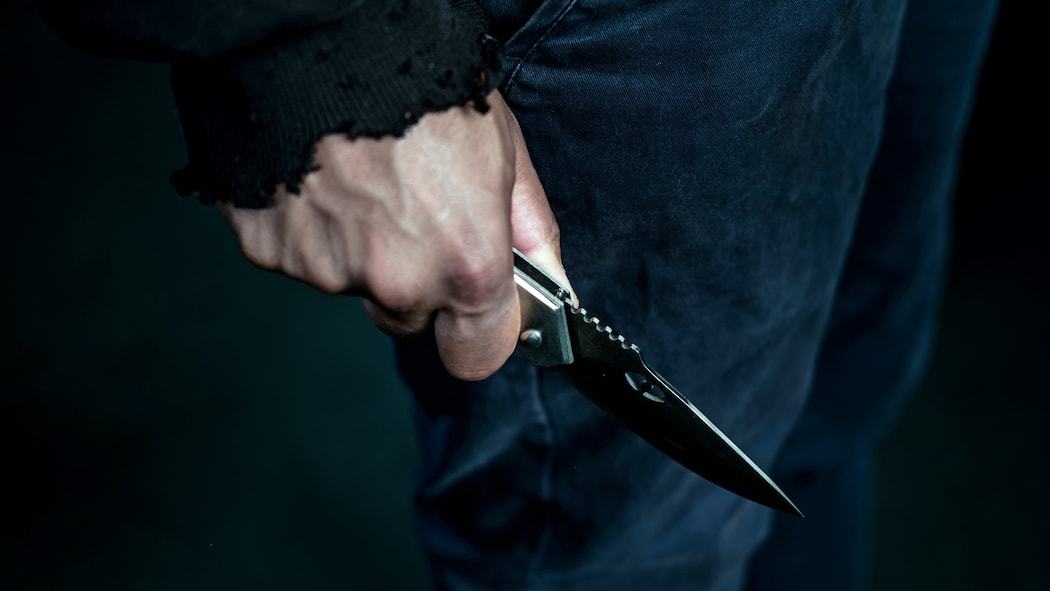 Immer mehr Junge greifen zum Messer – was ist da los? Junger Mann hält Messer in der Hand