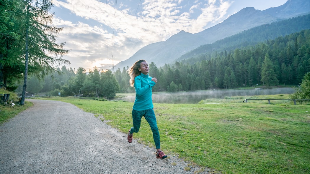 Joggen schützt besser als Spazieren Frau joggt in der Natur