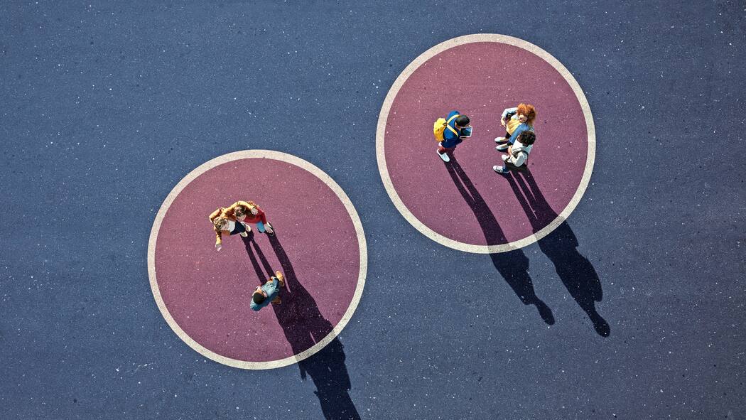 Die Ängste der Jungen sind weiterhin da Zwei Gruppen von Jugendlichen auf einem Schulplatz